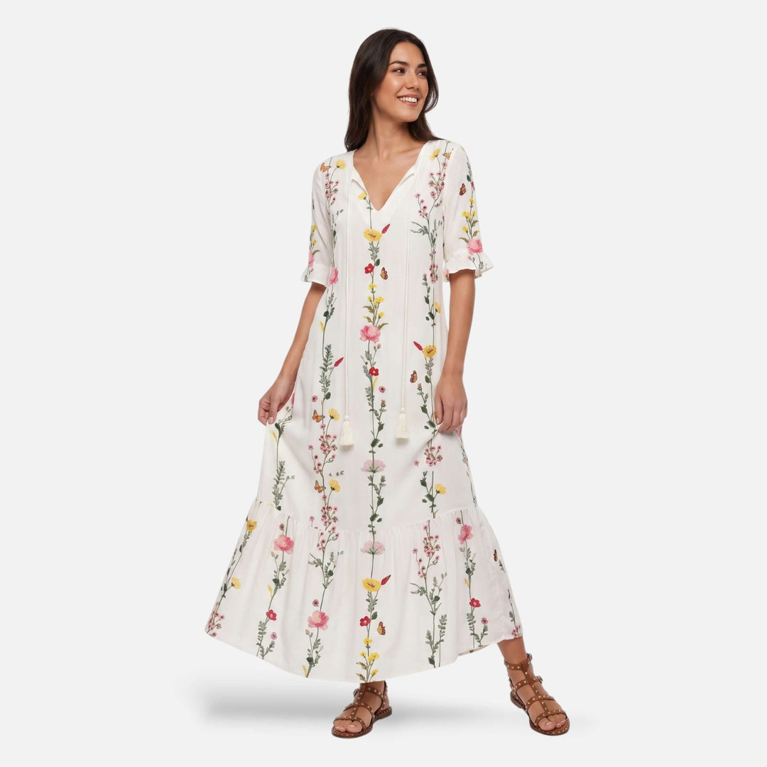 Laurior | Robe maxi bohème fleurie col V à pampilles pour femme portée par modèle ayant des imprimés floraux.