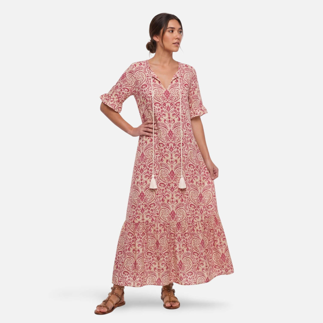 Laurior | Robe maxi bohème fleurie col V à pampilles pour femme portée par une modèle.