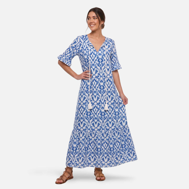 Laurior | Robe maxi bohème fleurie col V à pampilles pour femme dans un motif bleu et blanc.