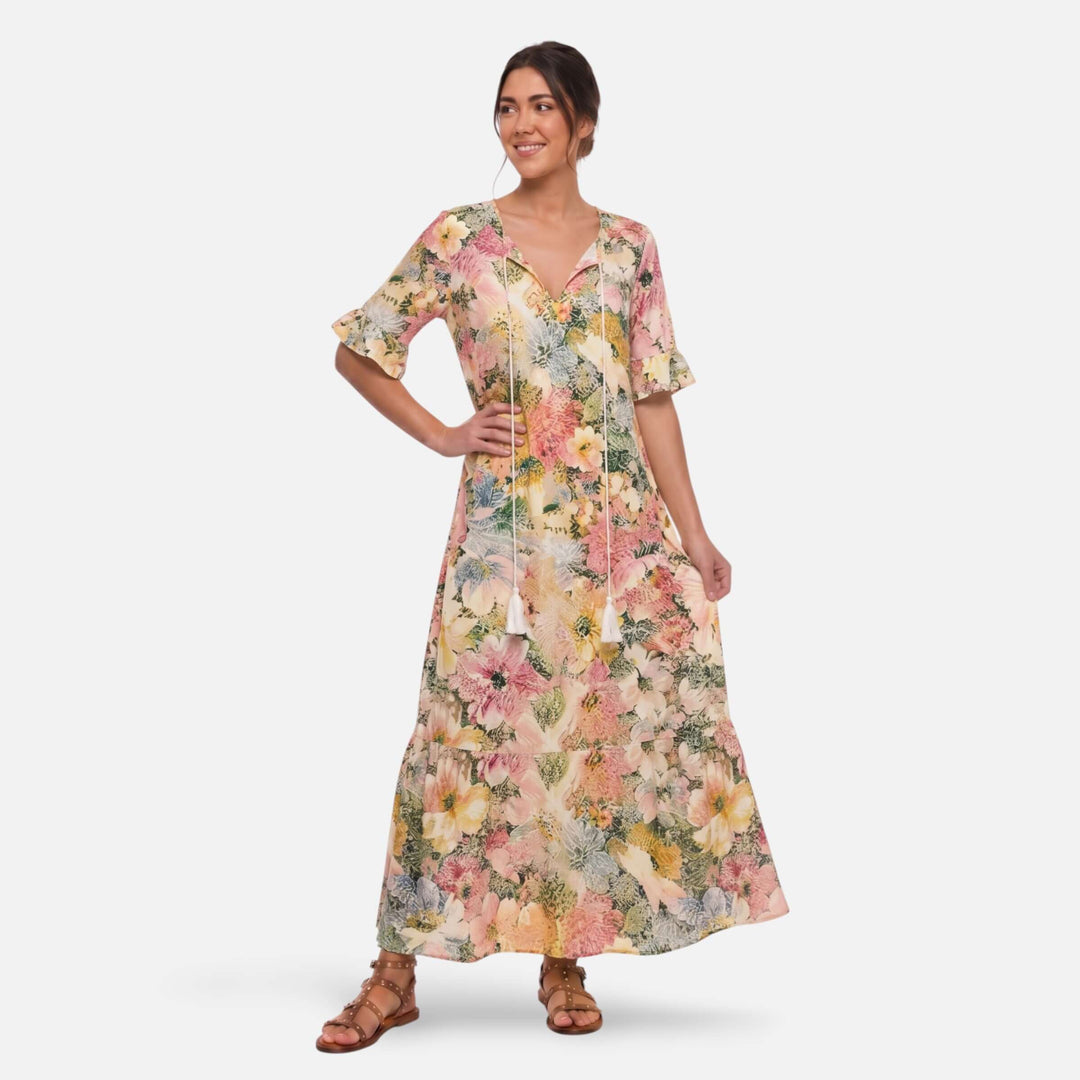 Laurior | Robe maxi bohème fleurie col V à pampilles pour femme portée par une femme, style floral et élégant.