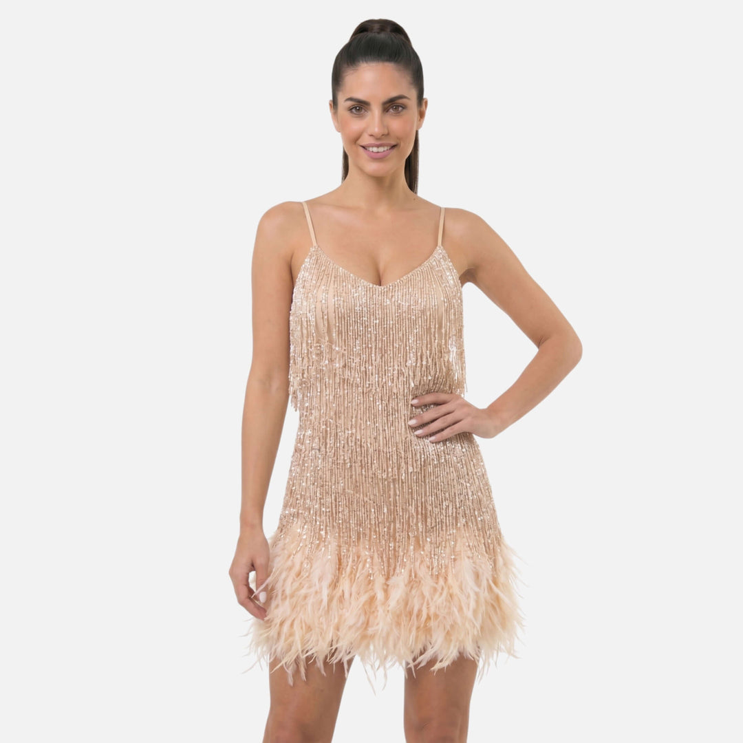 Laurior | Robe cocktail courte à franges effet plume pour femme portant des paillettes et des plumes.