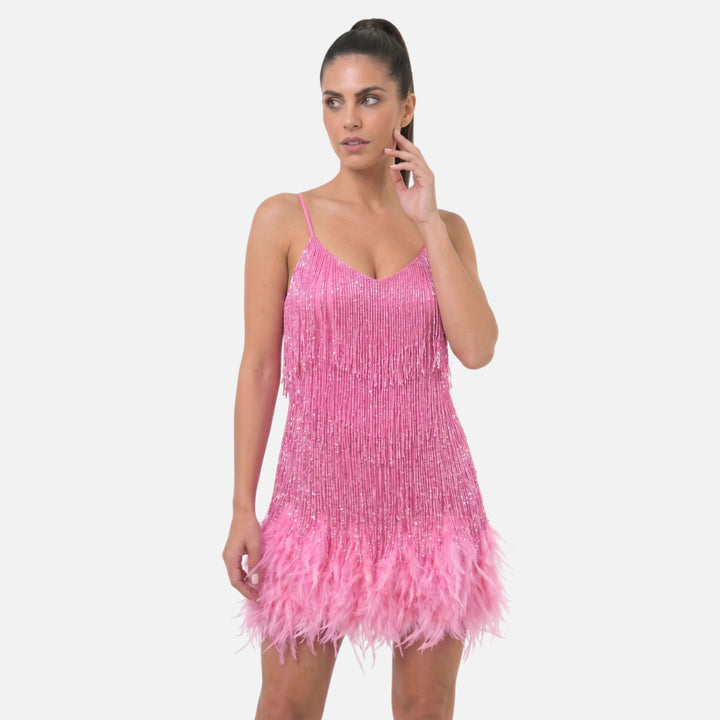 Laurior | Robe cocktail courte à franges effet plume pour femme, robe rose avec détails scintillants et plumes.