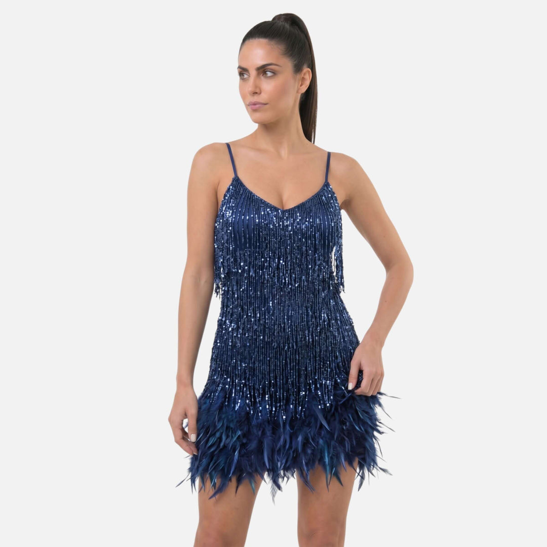 Laurior | Robe cocktail courte à franges effet plume pour femme en bleu scintillant sur modèle.