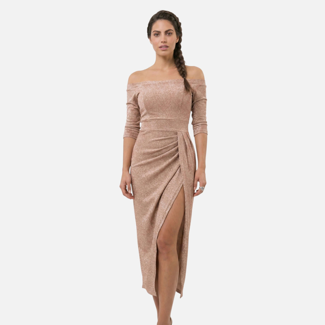 Laurior | Robe midi épaules dénudées drapée fente élégante pour femme portée par un modèle, avec une élégante coupe ajustée.