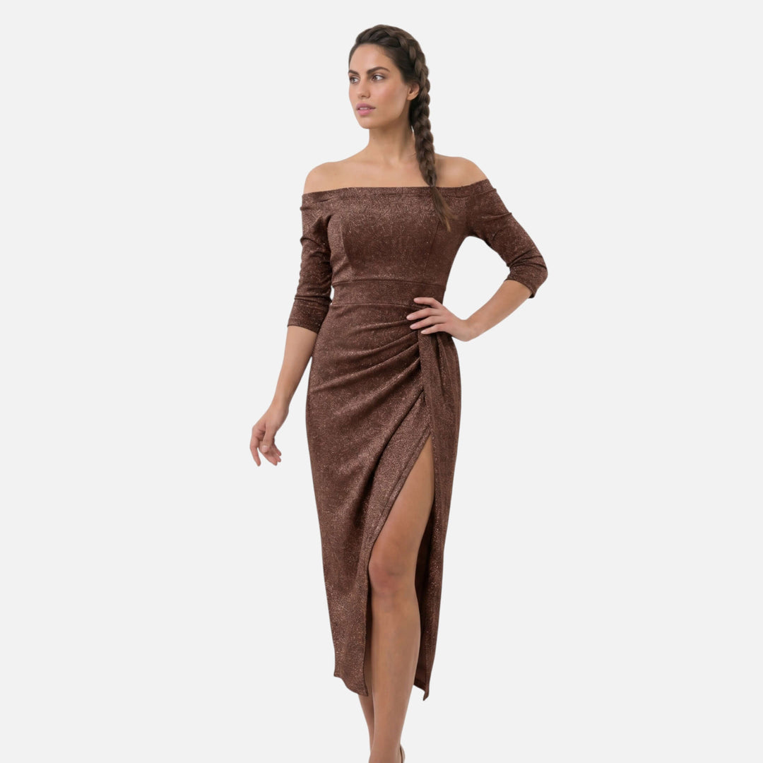 Laurior | Robe midi épaules dénudées drapée fente élégante pour femme en bronze avec une silhouette sculptée.