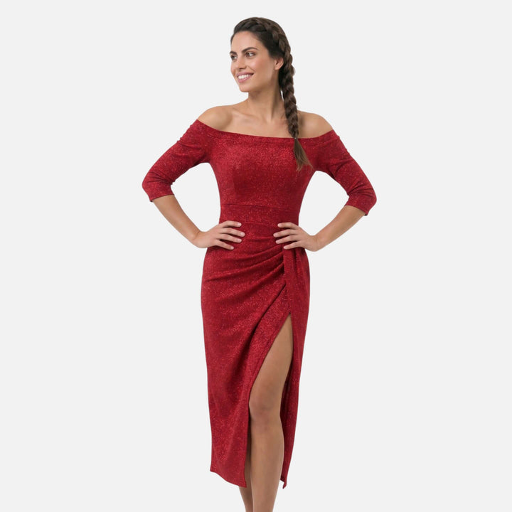 Laurior | Robe midi épaules dénudées drapée fente élégante pour femme en rouge avec coupe ajustée et fente.