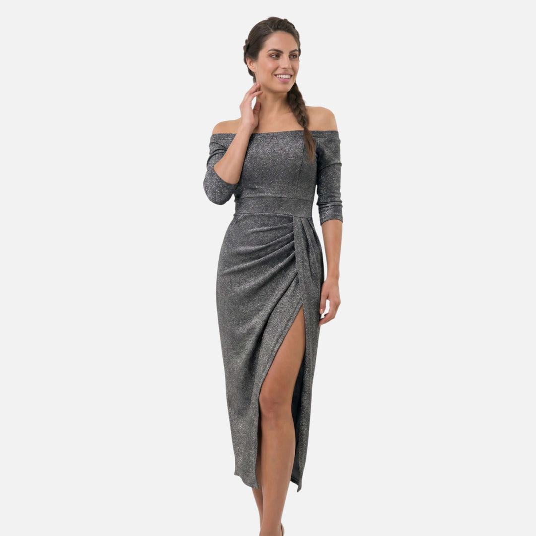 Laurior | Robe midi épaules dénudées drapée fente élégante pour femme portant une robe grise scintillante.